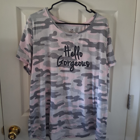Secret Treasures Tops - Secret Treasures Pink & Gray Camo "Hello Gorgeous" Short Sleeve Tee